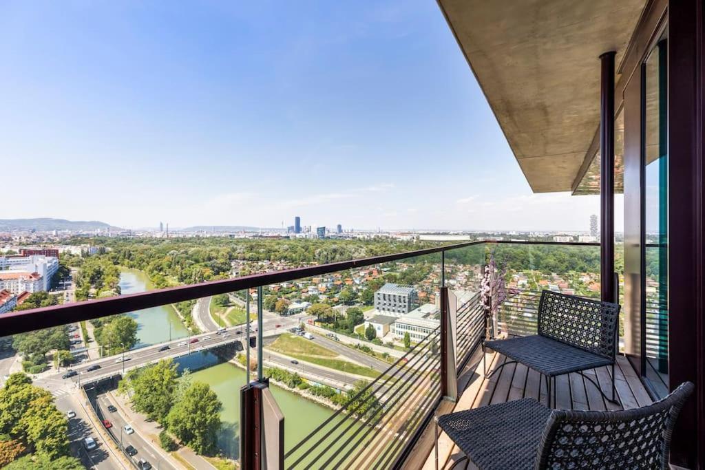 Design Apartment With Amazing View Over Вена Экстерьер фото