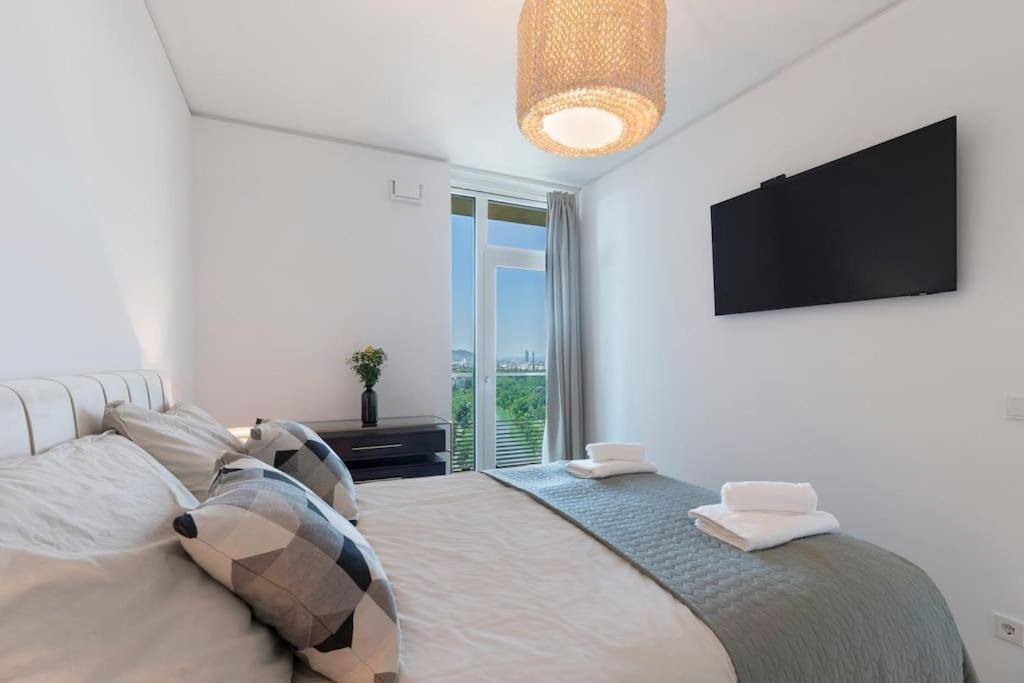 Design Apartment With Amazing View Over Вена Экстерьер фото